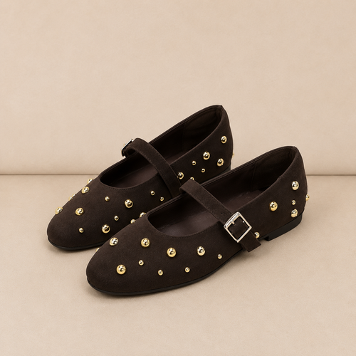 Zapatos planos con diseño de remaches dorados