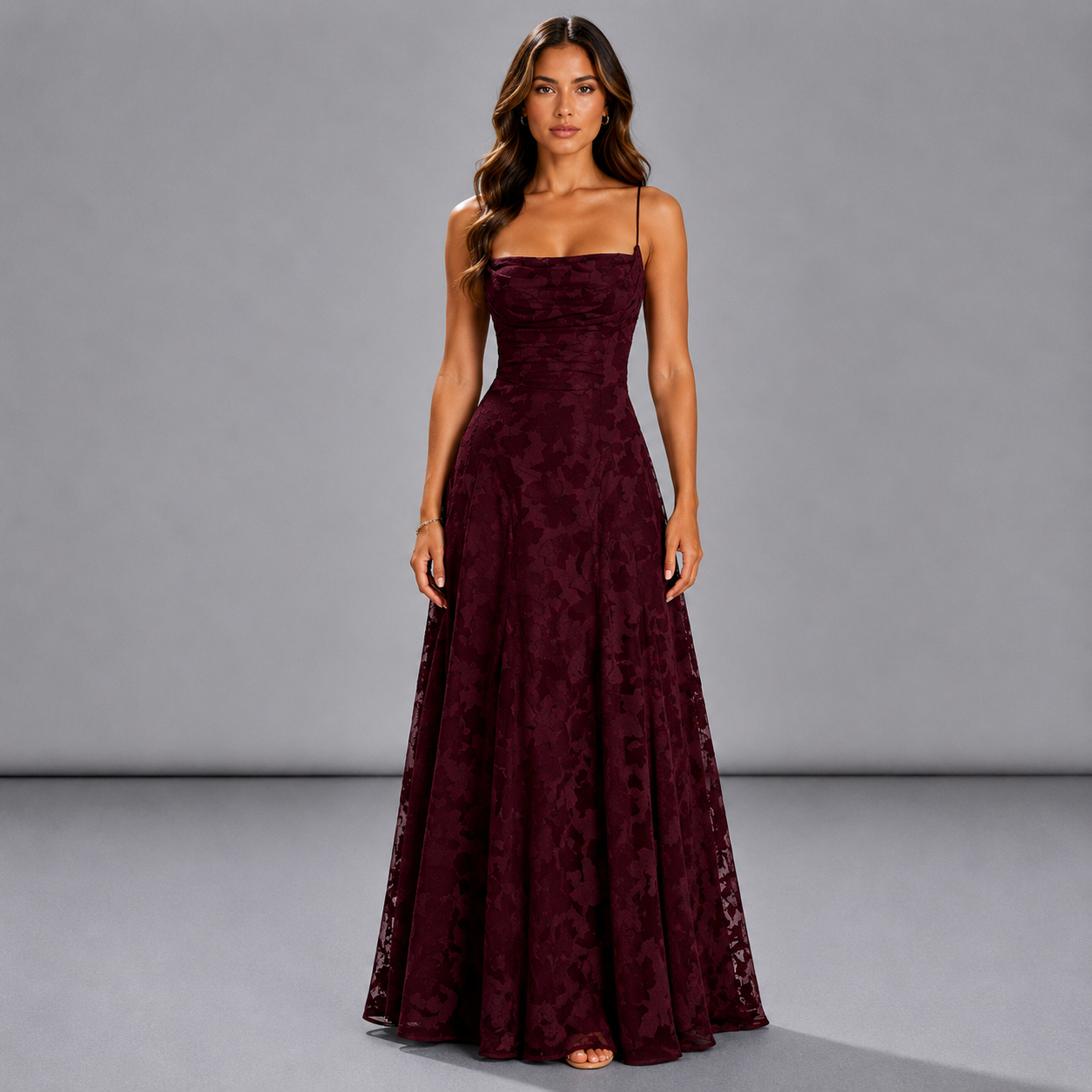 Sofía | Vestido largo de encaje floral con tirantes finos y escote recto